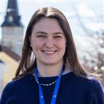 Portrett av Åsne Tveide Hagen utendørs i Grimstad. Hun er konstituert plansjef i Grimstad kommune.