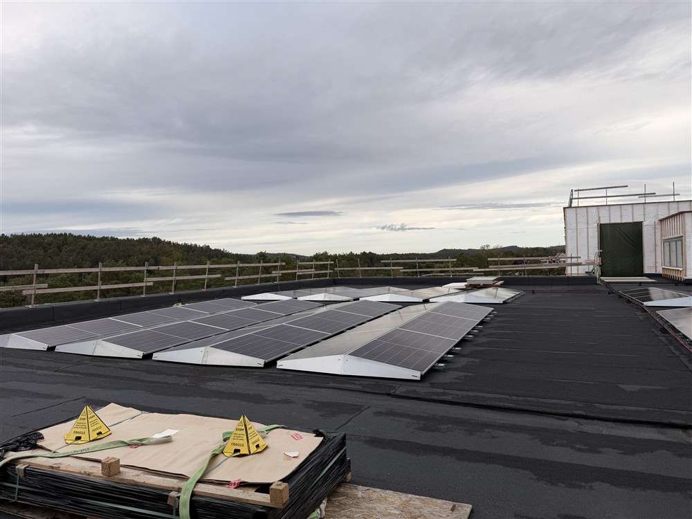 Solceller på et tak - Klikk for stort bilde