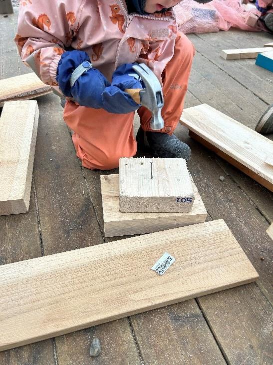 Et barn snekrer - Klikk for stort bilde