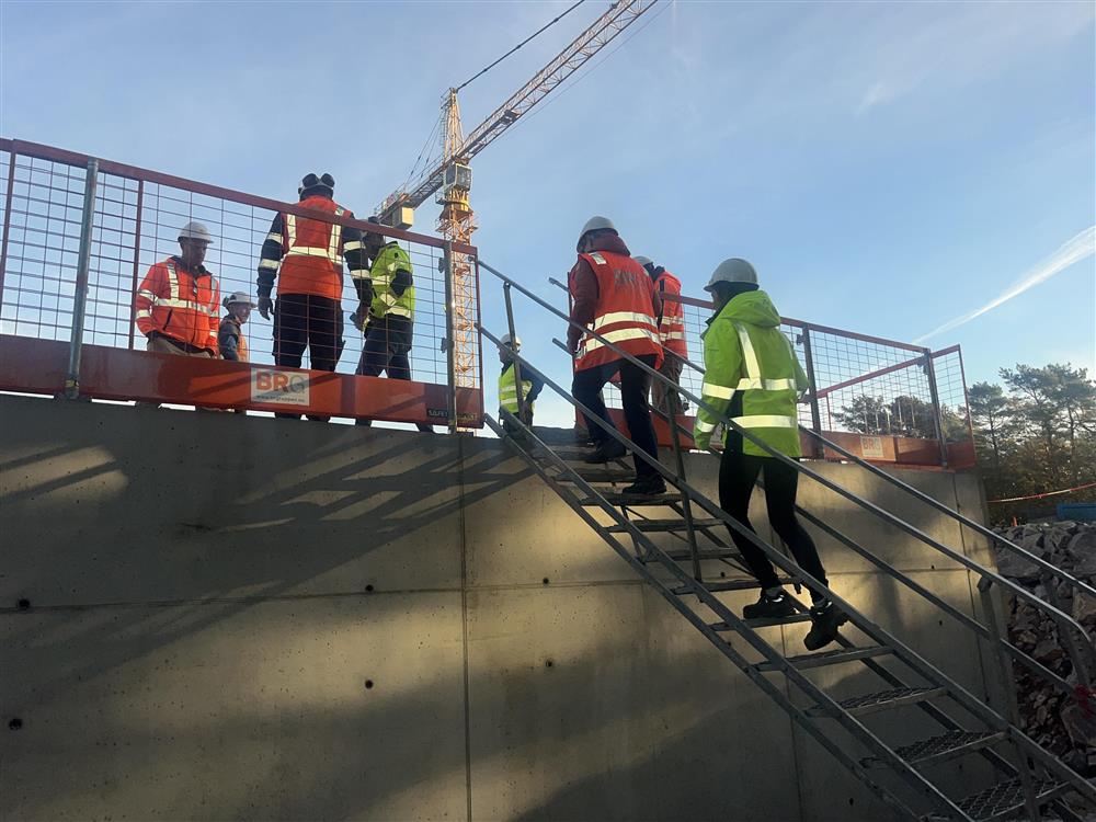 Folk går i en trapp på en byggeplass - Klikk for stort bilde