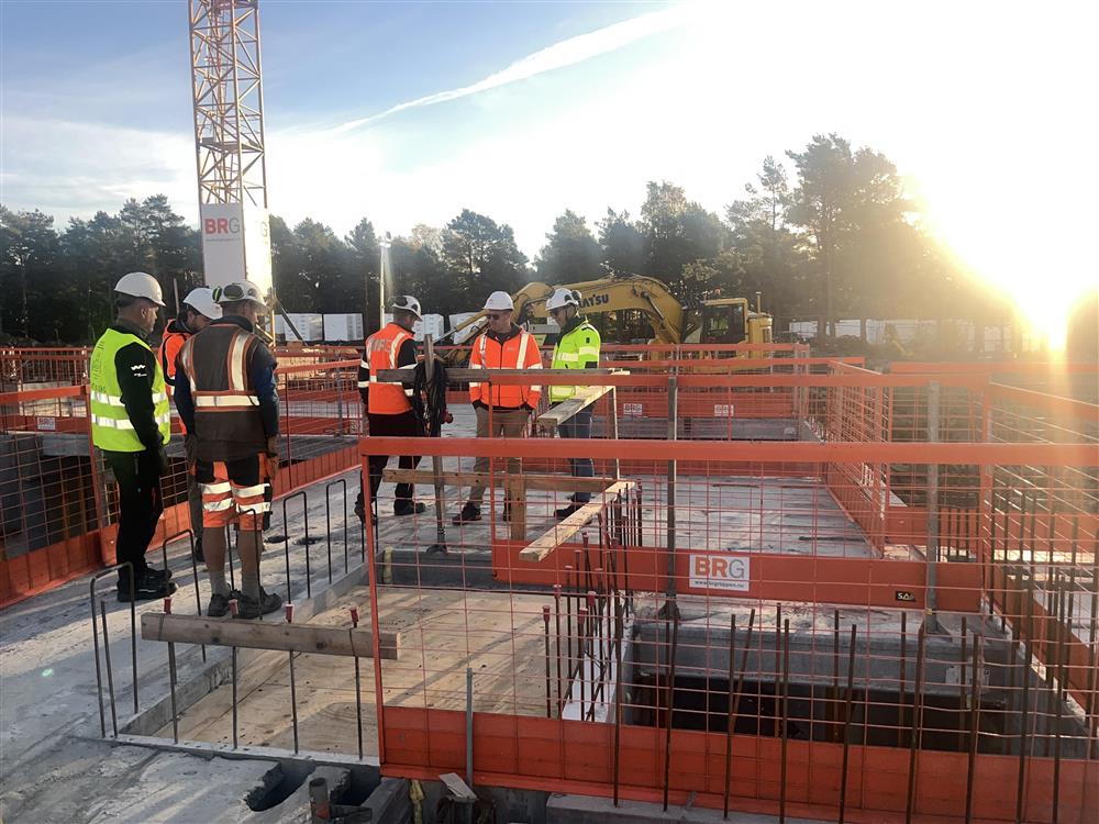 Byggeplass med mennesker - Klikk for stort bilde