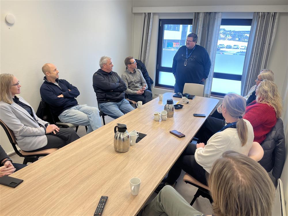 Mange mennesker samlet rundt et bord. - Klikk for stort bilde