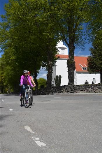 Syklister ved Fjære kirke - Klikk for stort bilde