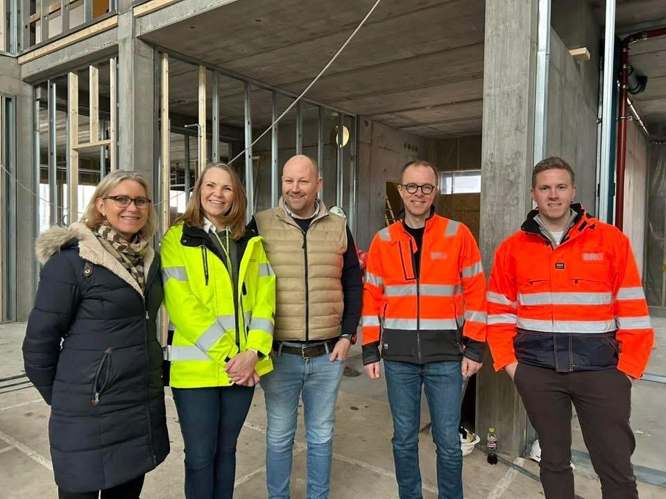 Oppstilt bilde av F.v. Ordfører Beate Skretting, prosjektleder Ida Kristine Steffensen Heiskel, Harald Nysæter fra Rambøll, Jon Terje Midtbø fra BRG og Robin Simonstad fra BRG inne i det som skal bli nye Fjære skole. - Klikk for stort bilde