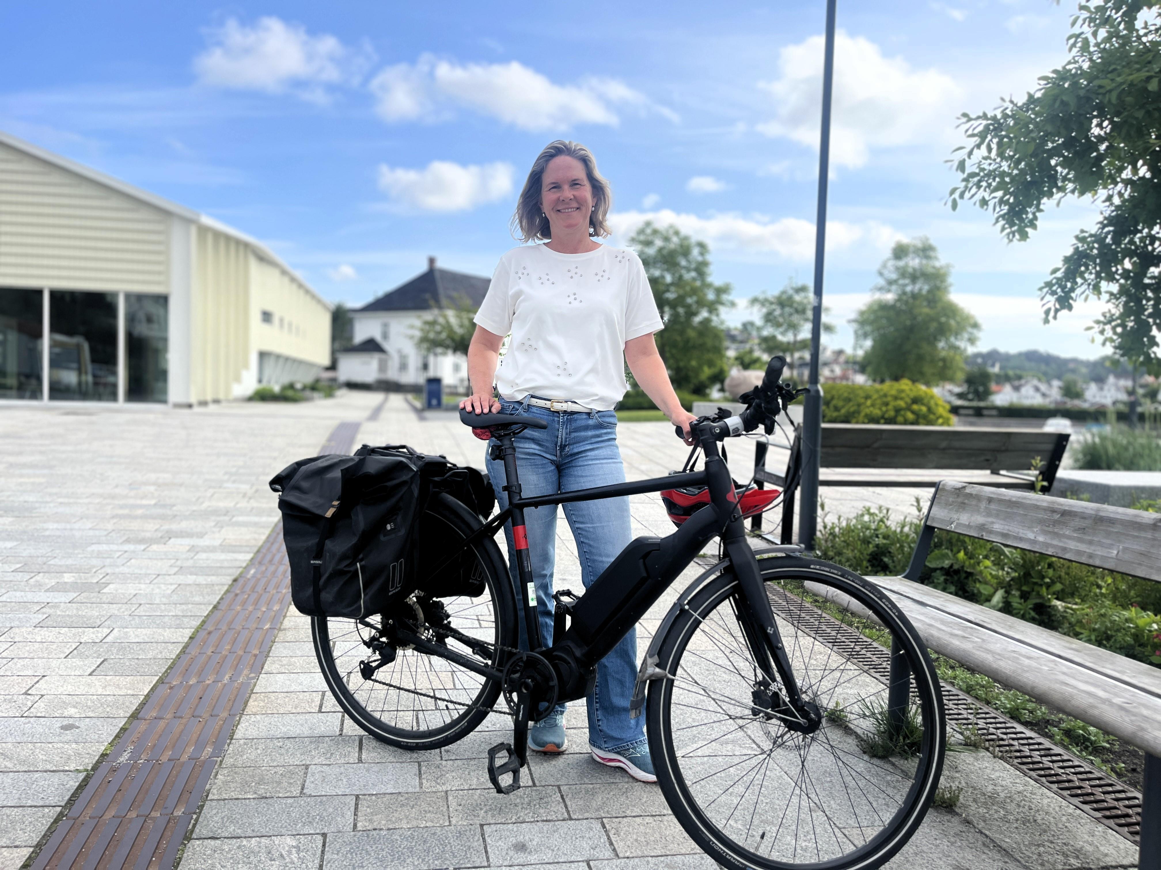 Ingunn Meyer Norschau står med en sykkel i Byhaven.