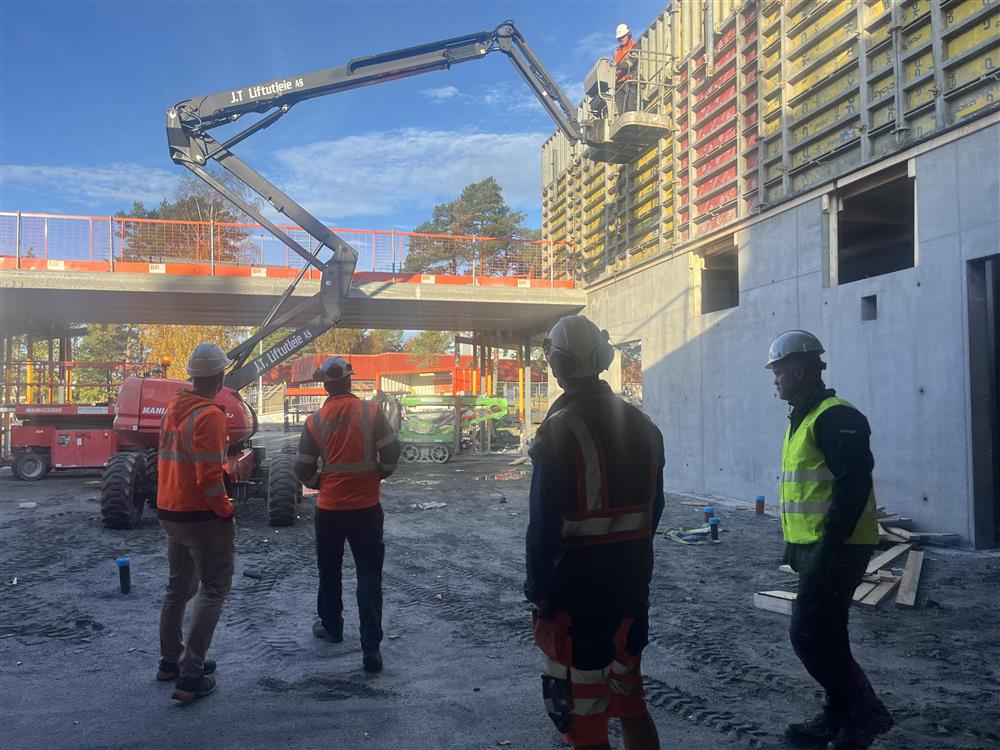 Byggeplass, kran og mennesker - Klikk for stort bilde