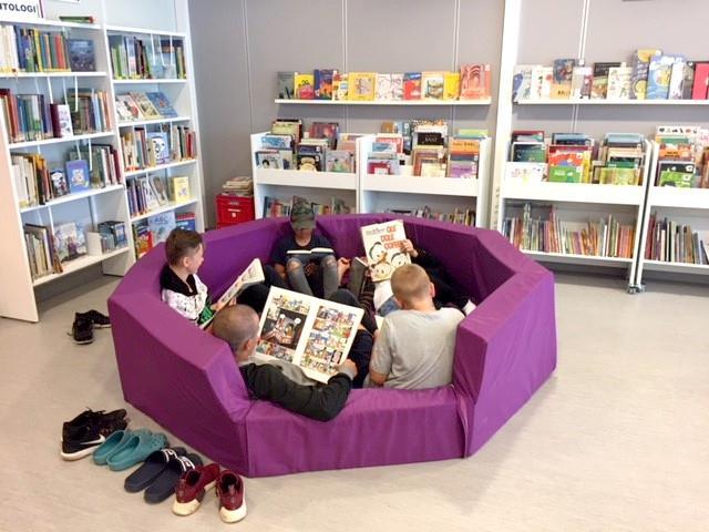 elever som leser på skolebiblioteket på Fevik skole - Klikk for stort bilde