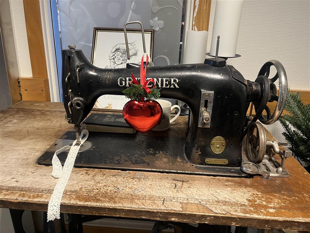 En gammel symaskin med julepynt - Klikk for stort bilde