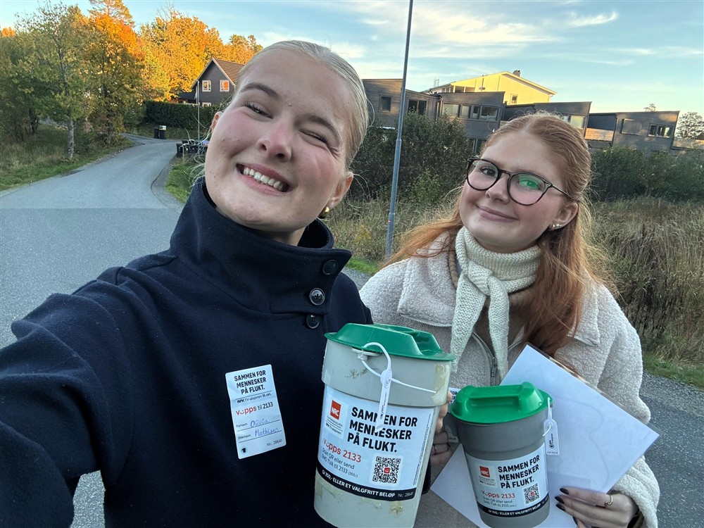 To unge damer med bøsser - Klikk for stort bilde