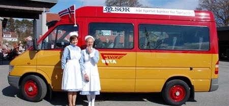Sykepleiere i gamle uniformer foran Fevikruta - Klikk for stort bilde