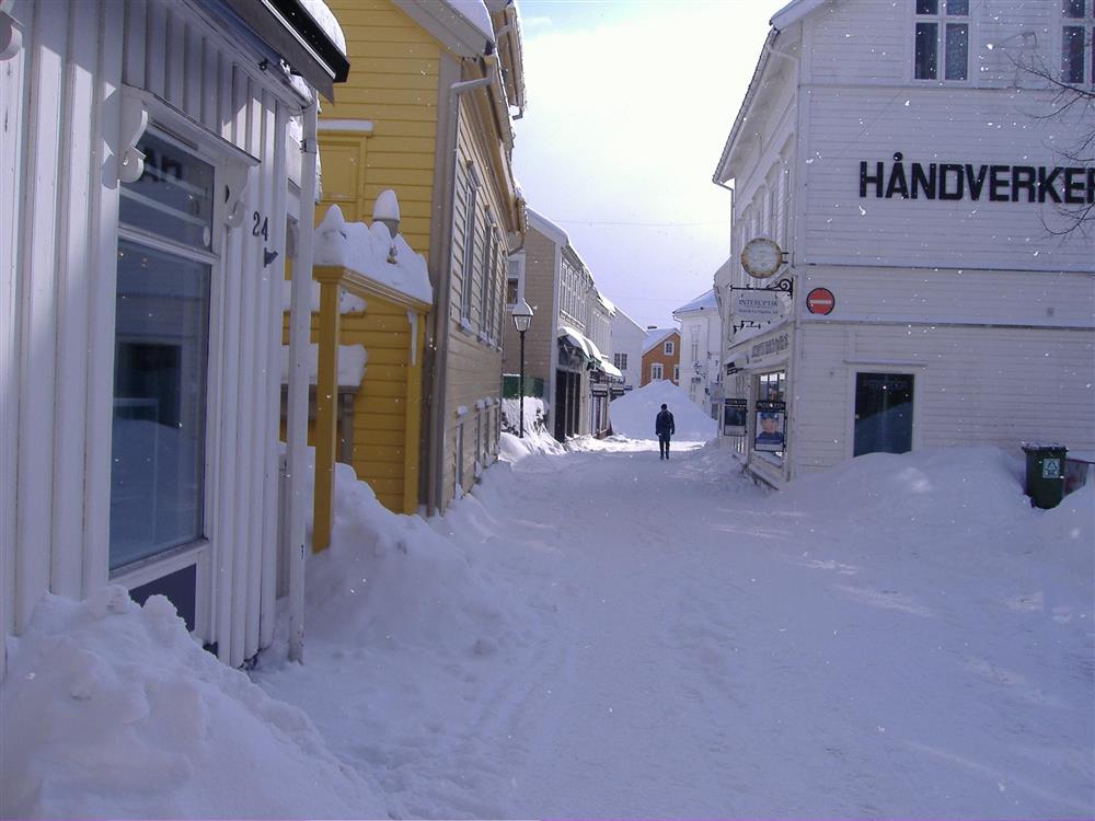 Snø og sol i Storgaten i Grimstad - Klikk for stort bilde