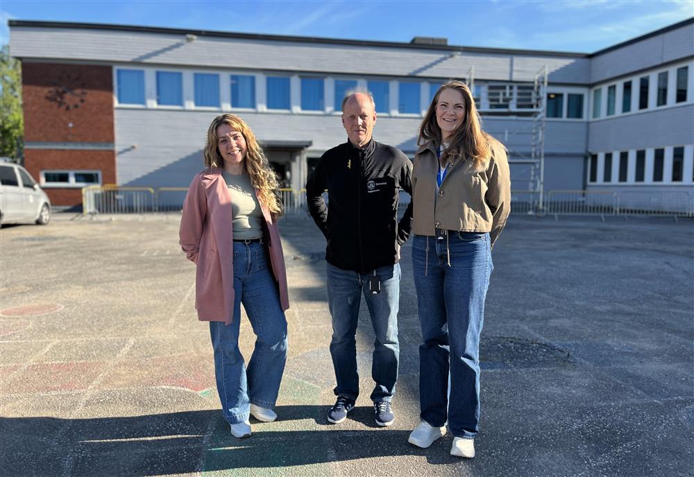 Maria Odberg, Frode Taraldsen og Ida K. S.Heiskel foran det gamle skolebygget som snart blir barnehage - Klikk for stort bilde