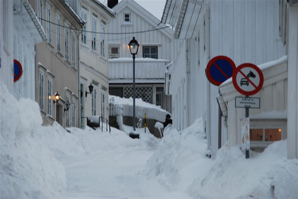 Snø i gater i Grimstad sentrum - Klikk for stort bilde