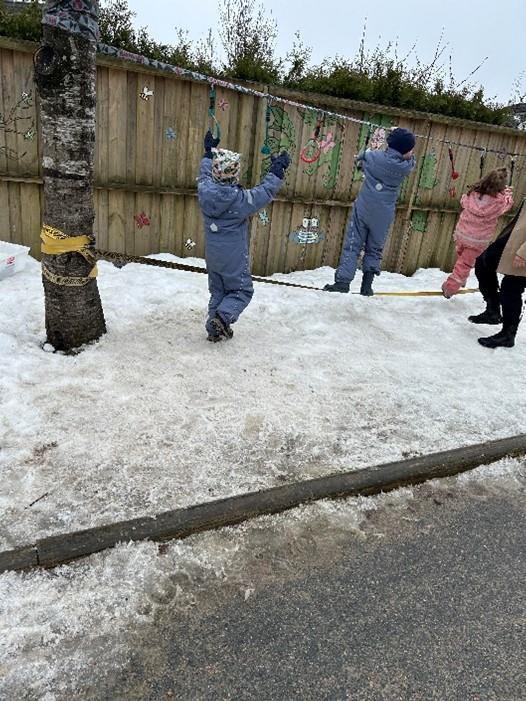 Barne leker ute - Klikk for stort bilde