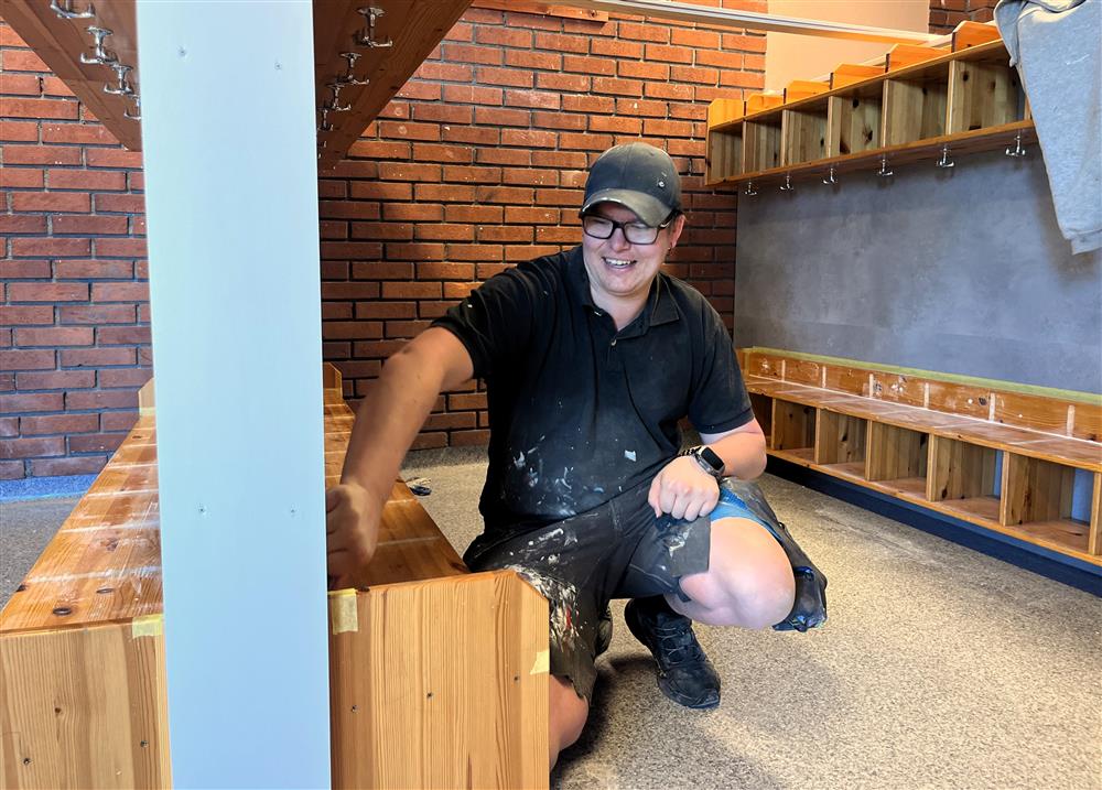 Steffen Terjesen fikser litt på en av hyllene i garderoben - Klikk for stort bilde