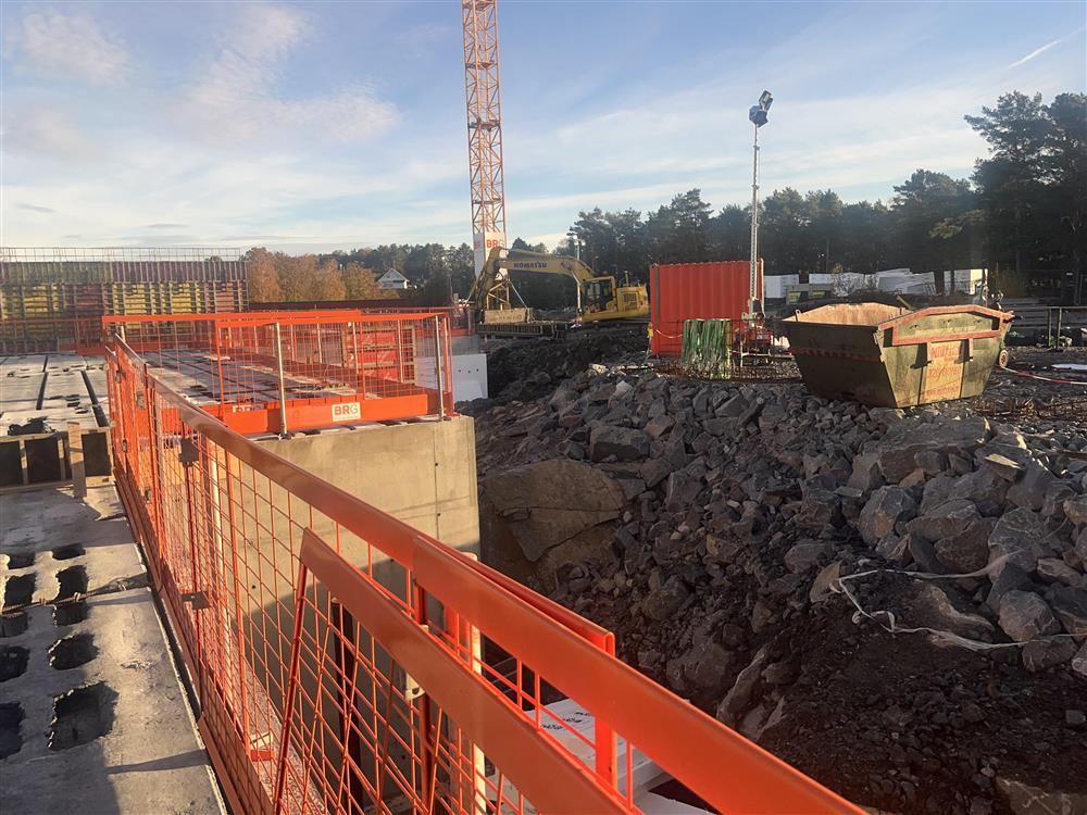 Byggeplass og fyllmasse som skal legges inntil betongveggene - Klikk for stort bilde