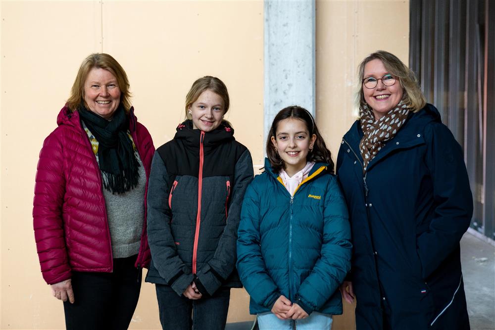 Oppstilt bilde av representanter fra Fjære barneskole. F.v. Marianne Tønnessen, Christin Helene, Alice og Trine Larsen - Klikk for stort bilde
