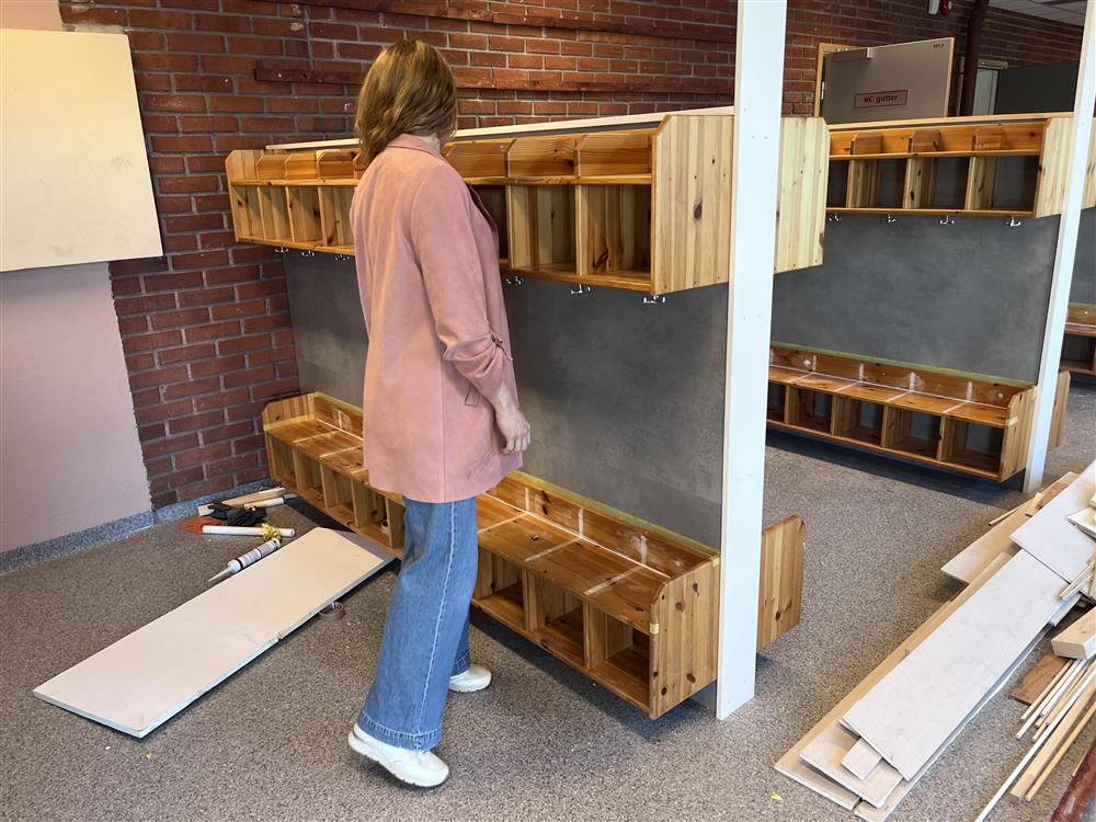 Ryggen til Maria Odberg som ser på den gamle garderoben som snart skal bli ny - Klikk for stort bilde