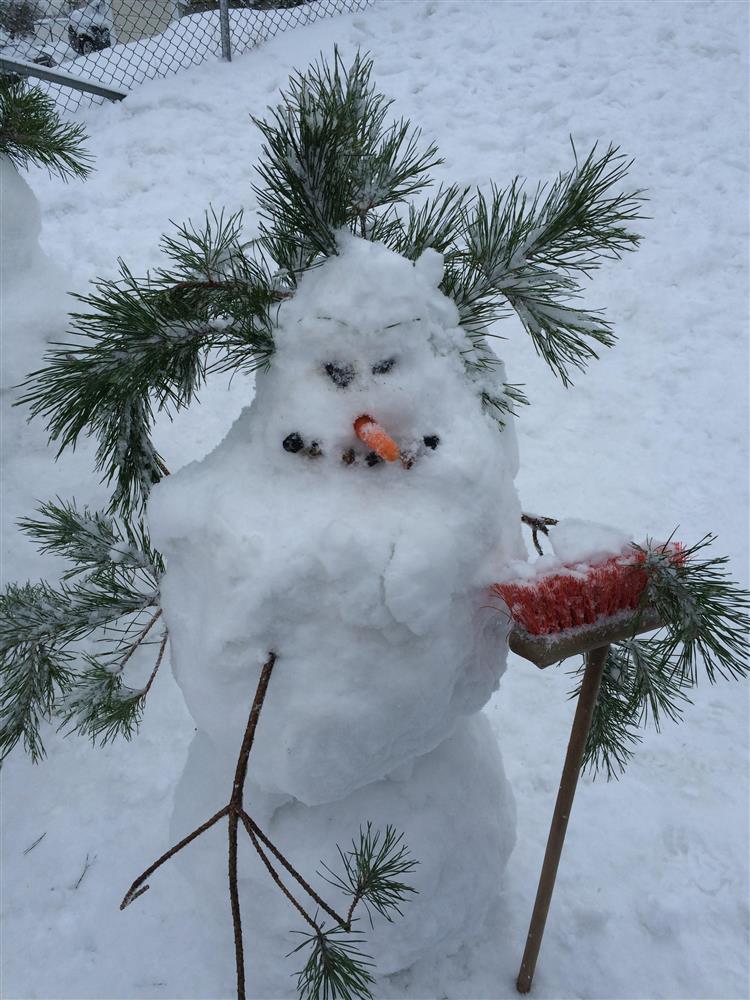 Snømann i Eide barnehage - Klikk for stort bilde