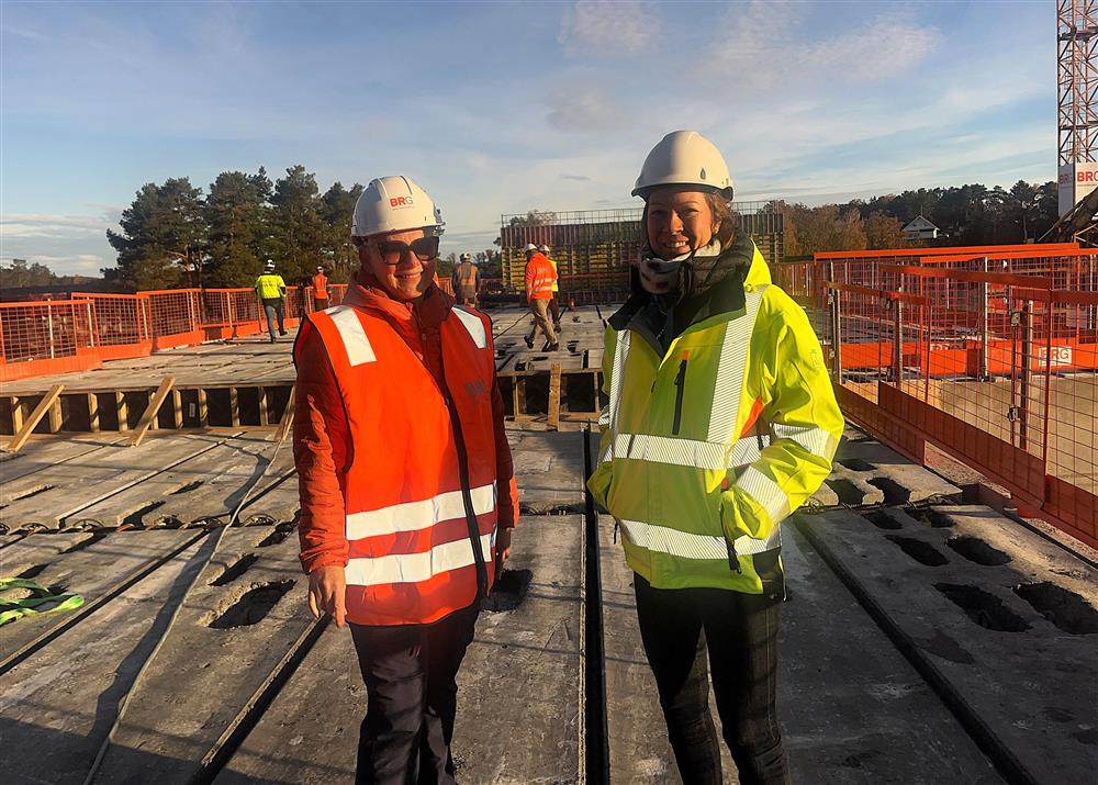 Ruth Skåre Grunnøy og Silje Møller på byggeplassen - Klikk for stort bilde
