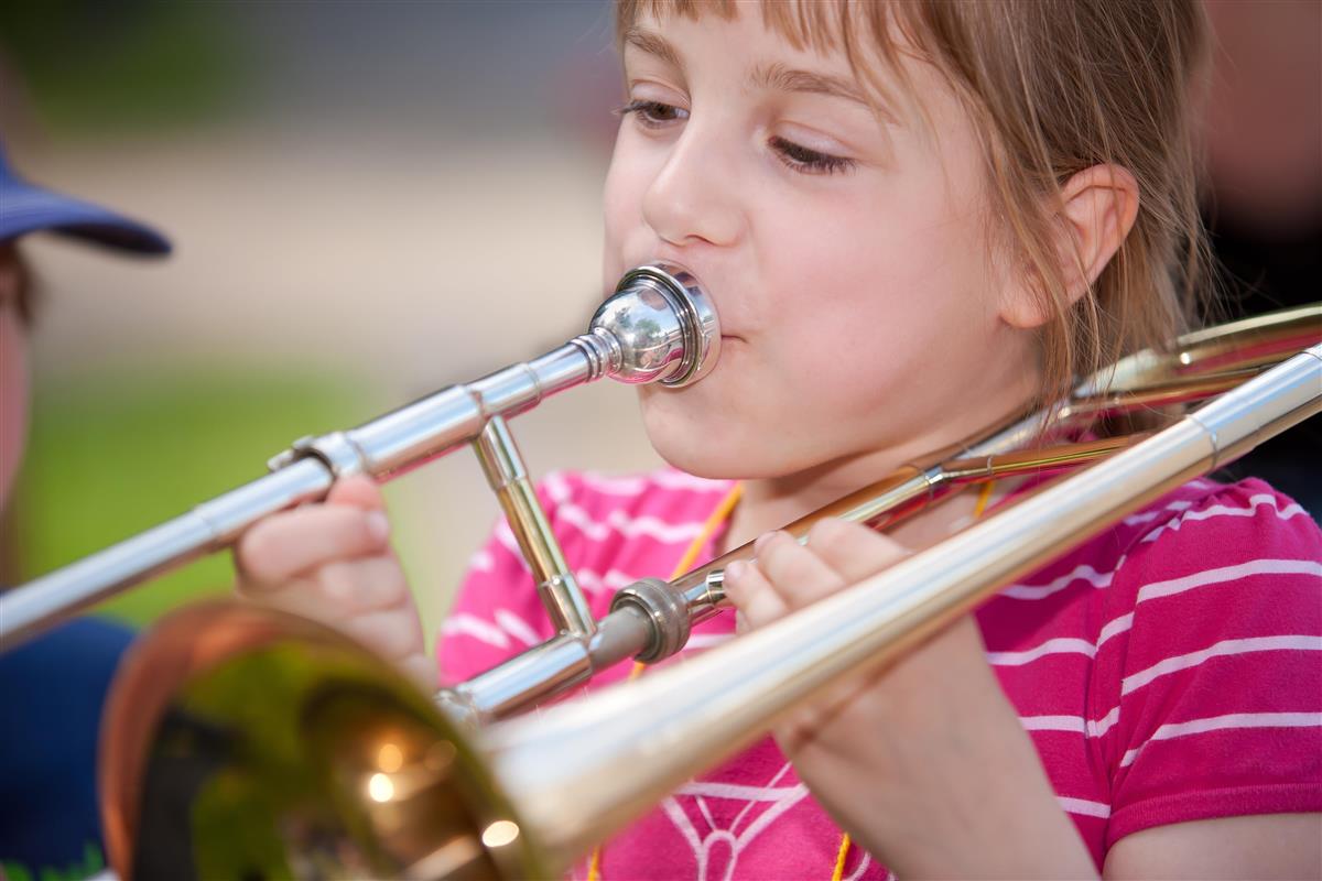 Jente spiller trombone - Klikk for stort bilde