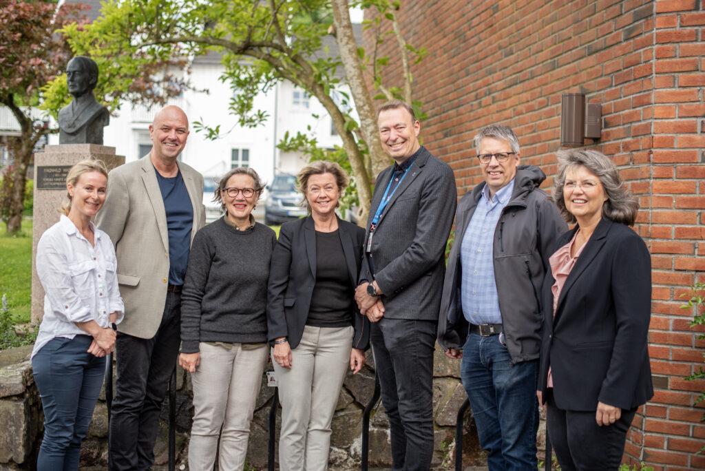 F.V. Silje Bjerkås (prosjektleder universitetssykehjemmet i Grimstad), Anders Wickstrøm Andersen (dekan UiA), Aase Hobbesland (kommunalsjef Grimstad kommune), Gunnbjørg Tveiten Engehagen (rektor Fagskolen i Agder), Magnus Mathisen (kommunedirektør Grimstad kommune), Kjetil Hellang (økonomi og campus-direktør UiA), Mariann Fossum (professor UiA).
