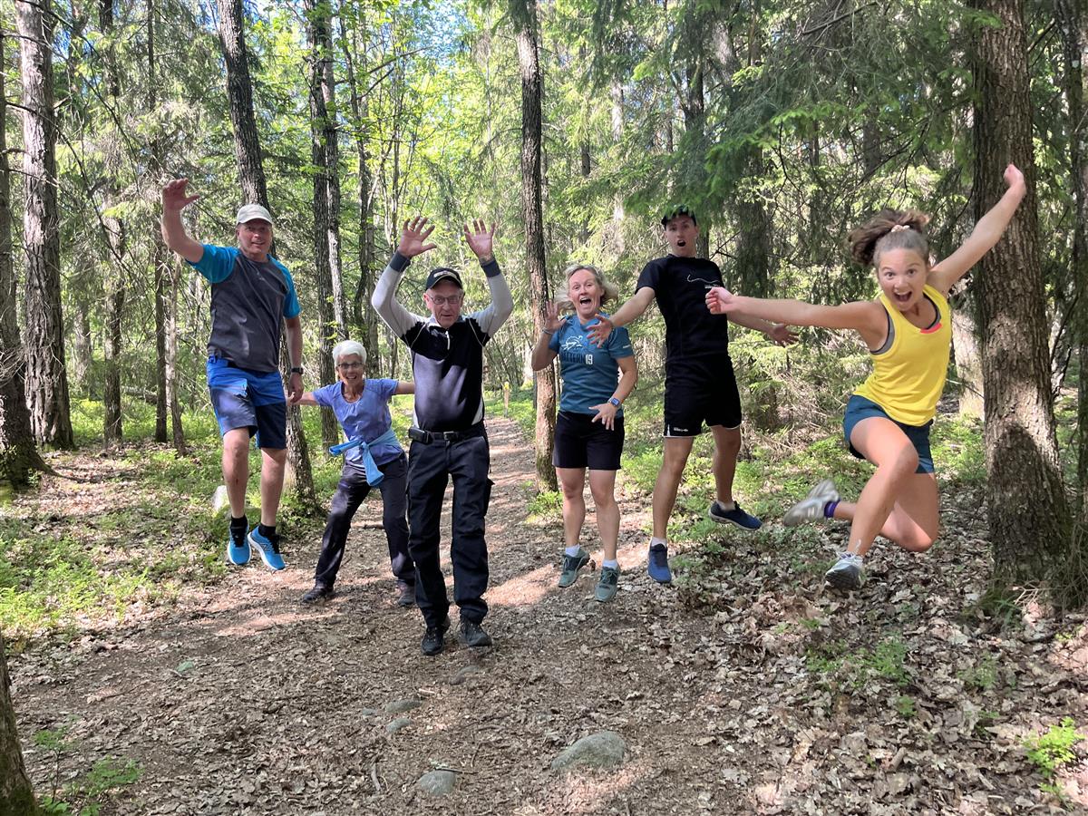 The Espenes family jumps and smiles on Østerskogen - Click for large image