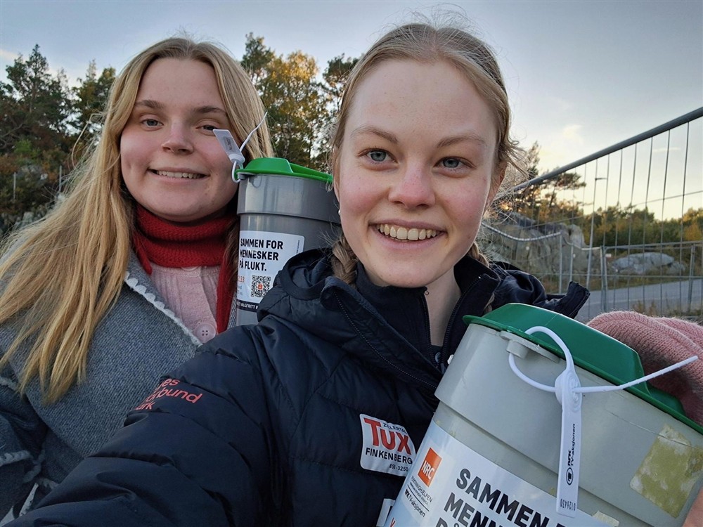 To unge damer med bøsser - Klikk for stort bilde