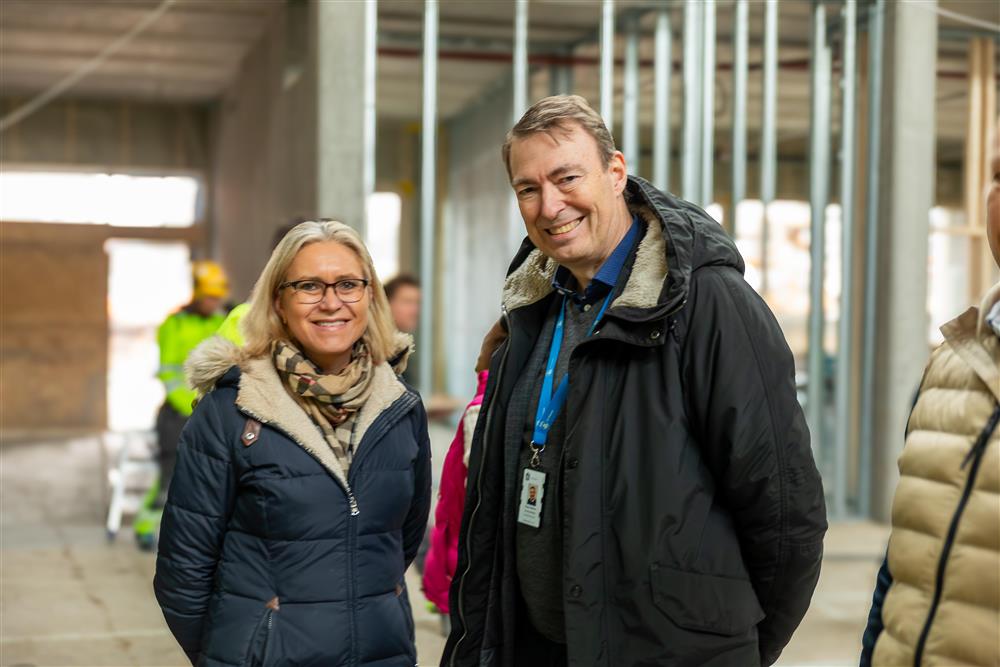 Oppstilt bilde av Beate Skretting og Magnus Mathisen inne i det som skal bli nye Fjære skole. - Klikk for stort bilde