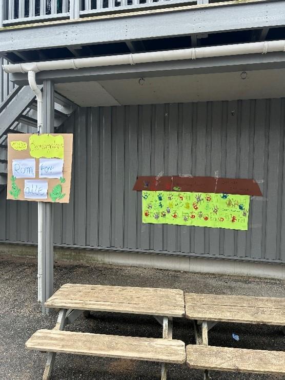 Plakater på en vegg. Plakatene er fargerike og har informasjon om barnehagedagen - Klikk for stort bilde