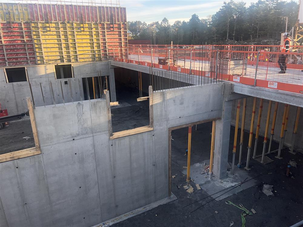 Byggeplass, oversikt ned i nedre etasje - Klikk for stort bilde