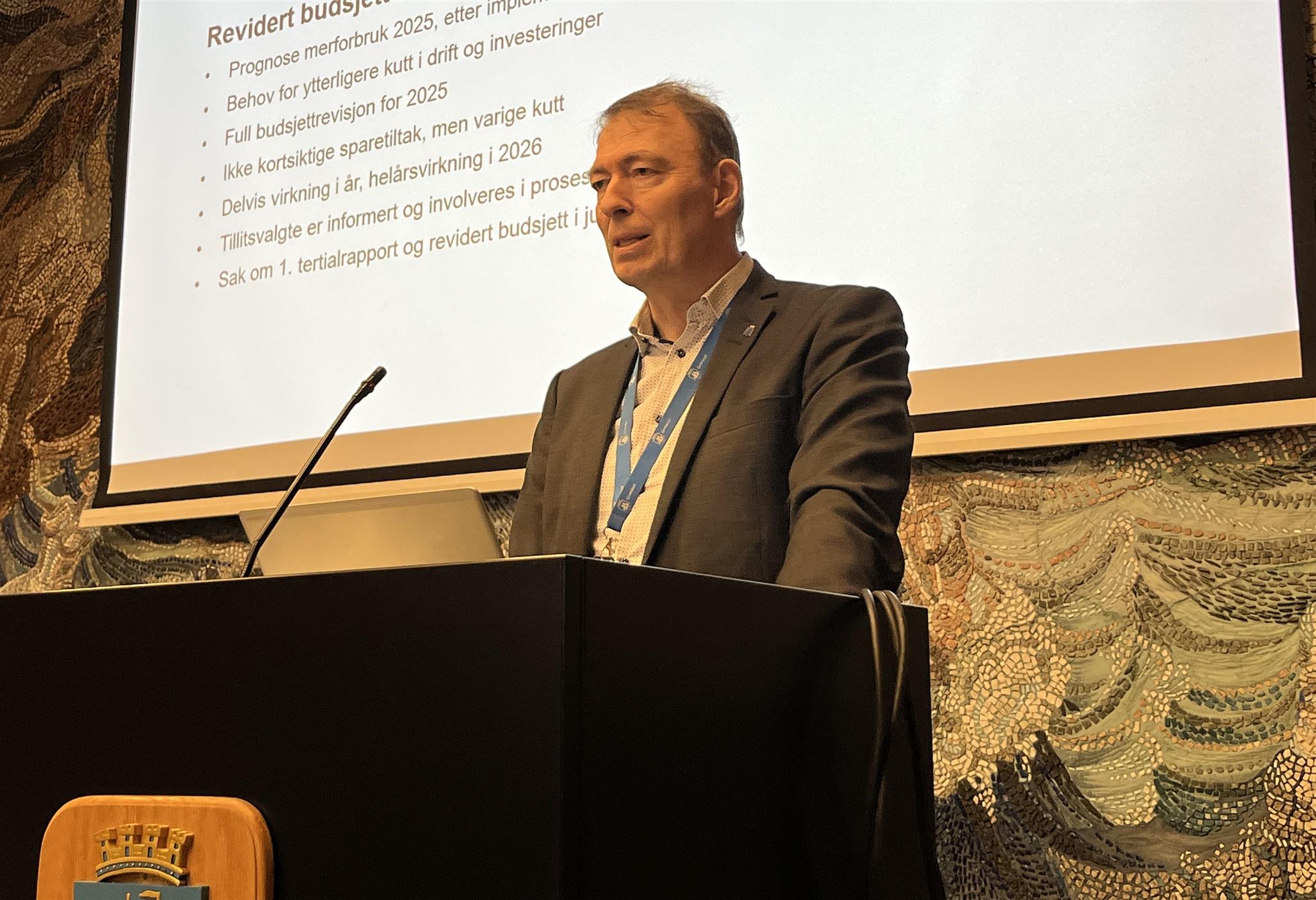 Magnus Mathisen på talerstolen i kommunestyresalen