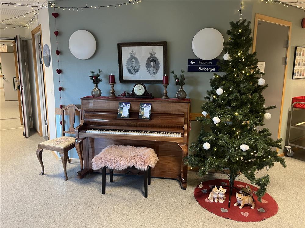 Feviktun - Et piano, juletre og vakker julepynt - Klikk for stort bilde