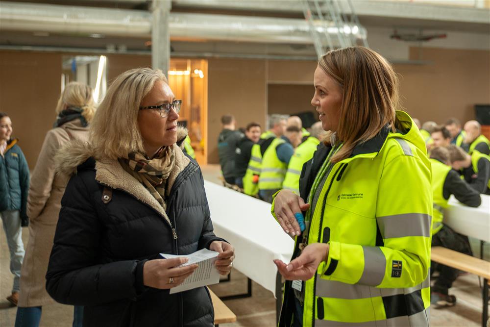 Beate Skretting og Ida Kristine Steffensen Heiskel prater med hverandre inne i det som skal bli nye Fjære barneskole - Klikk for stort bilde