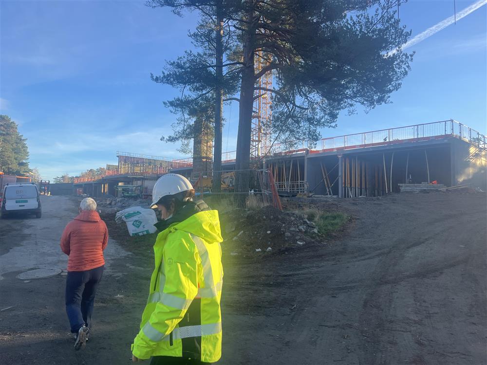 To mennesker på vei opp til byggeplassen - Klikk for stort bilde