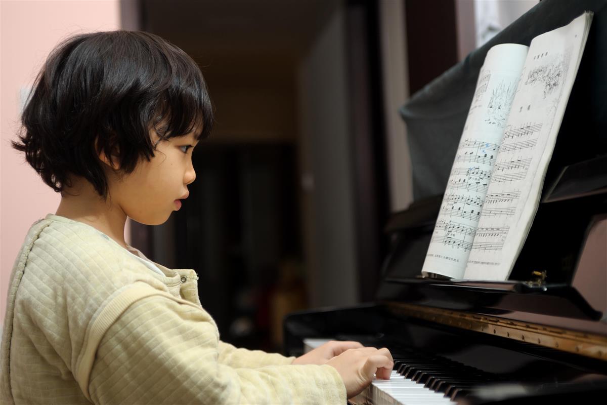 Et barn spiller piano - Klikk for stort bilde