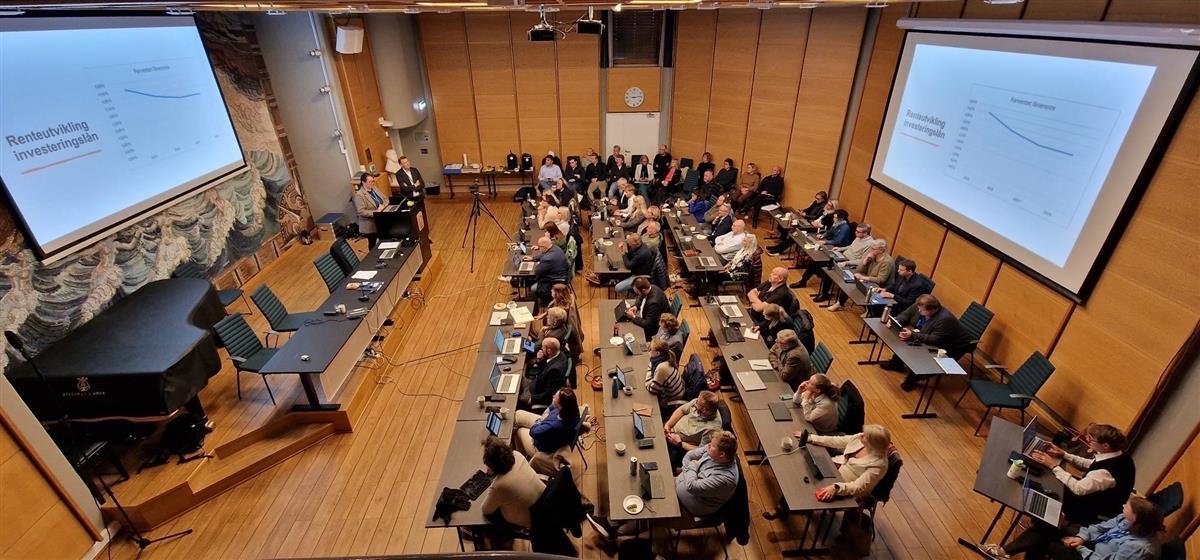 Bilde ovenfra av kommunestyret som sitter i kommunestyresalen i forbindelse med budsjettforslaget 2025 - Klikk for stort bilde
