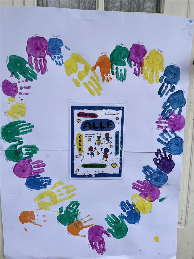 Et bilde: Et hjerte fargerikt hjerte laget av håndavtrykkene til barn - Klikk for stort bilde