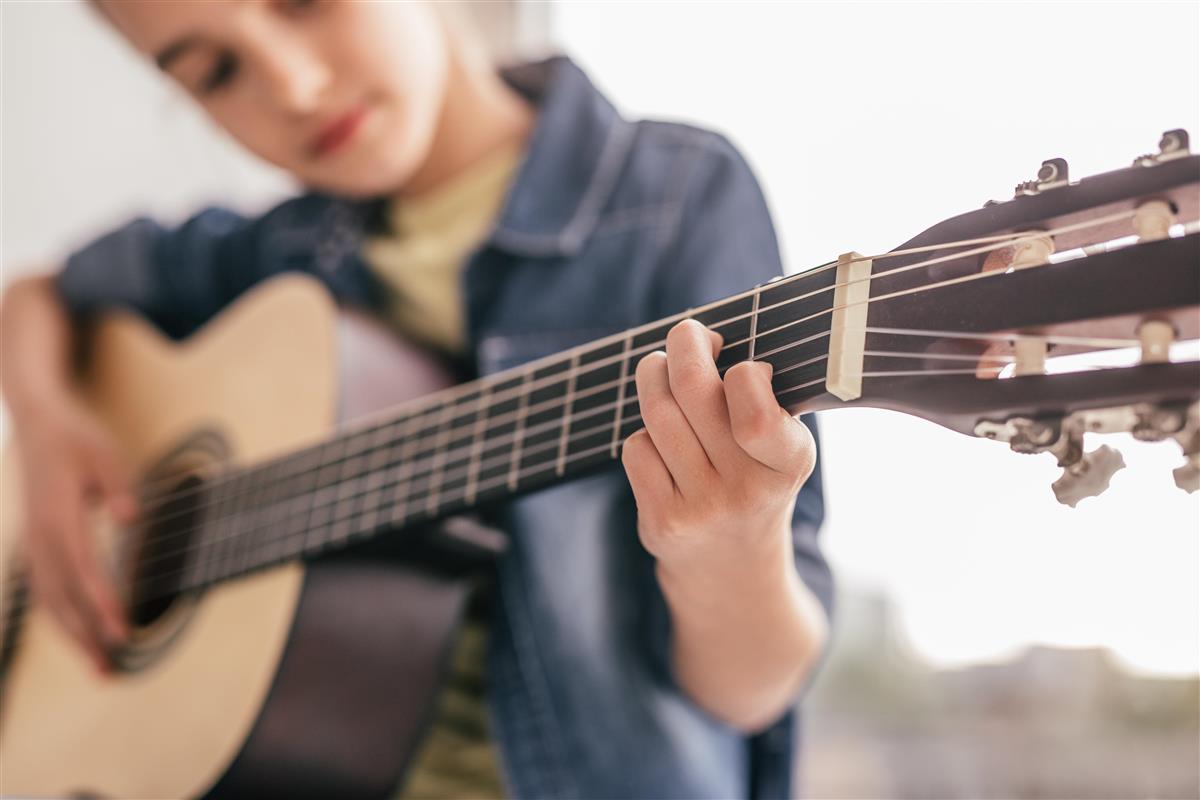 Gutt som spiller gitar - Klikk for stort bilde