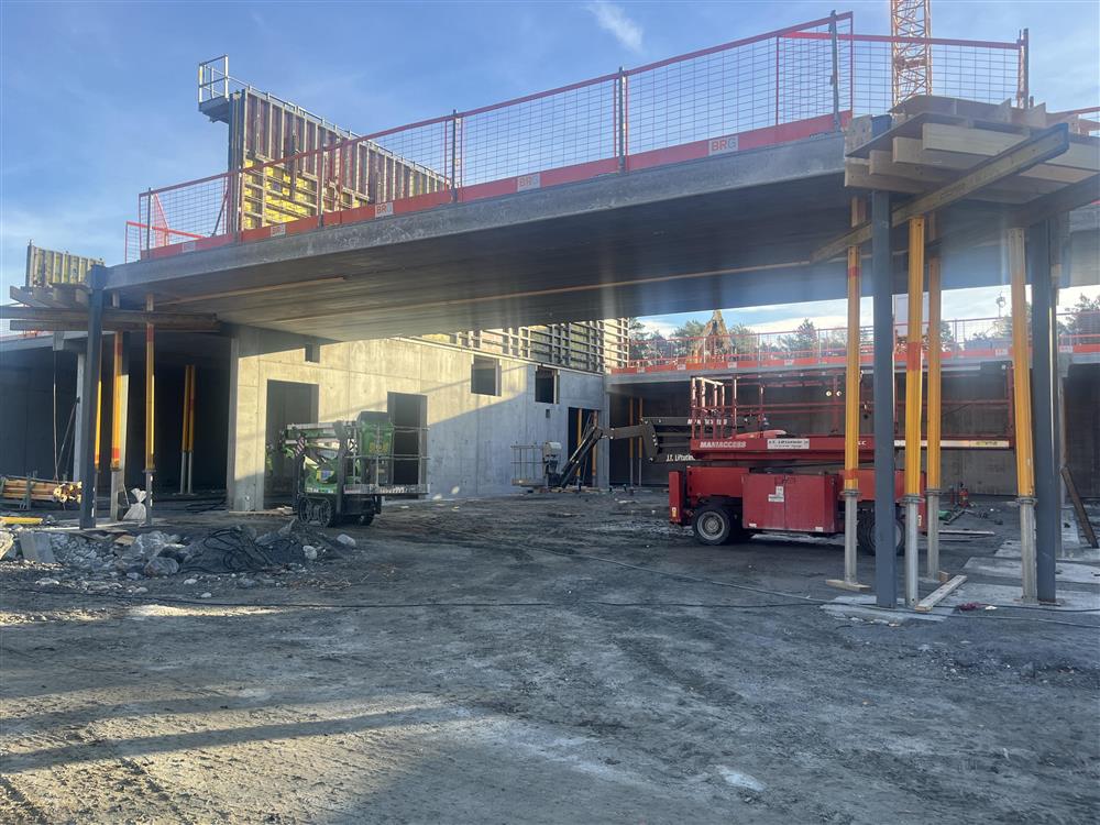 Byggeplass fra utsiden - Klikk for stort bilde