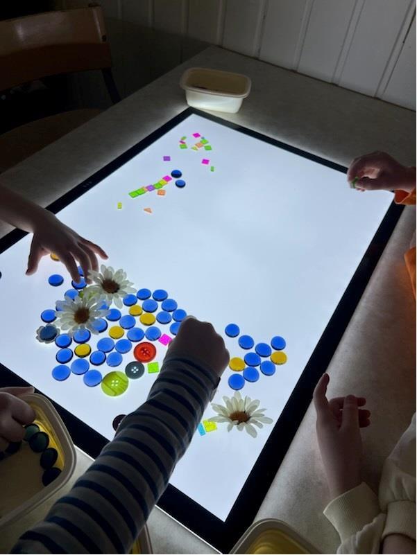 Barn ekspreminterer med et lysbrett - Klikk for stort bilde