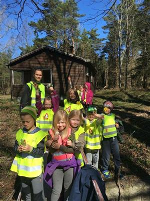 Skolebarn på tur i Eide - Klikk for stort bilde